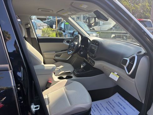 Certified 2025 Kia Soul LX image 8