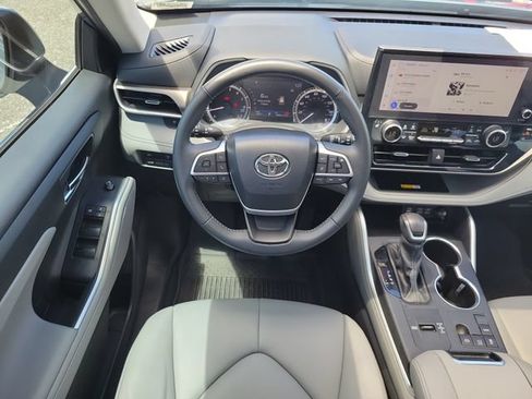 Used 2024 Toyota Highlander XLE FWD image 23
