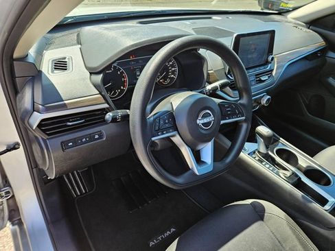 Used 2024 Nissan Altima 2.5 SV FWD image 24