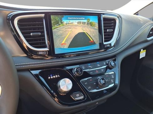 New 2026 Chrysler Pacifica Select image 18