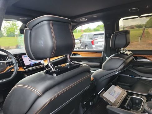 Used 2022 Jeep Grand Wagoneer Series III AWD/4WD image 18