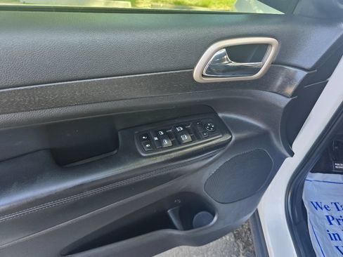 Used 2017 Jeep Grand Cherokee Laredo RWD image 22