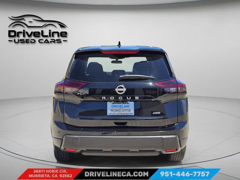 Used 2025 Nissan Rogue SV image 3