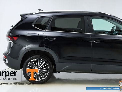 Used 2025 Volkswagen Taos SE FWD image 11