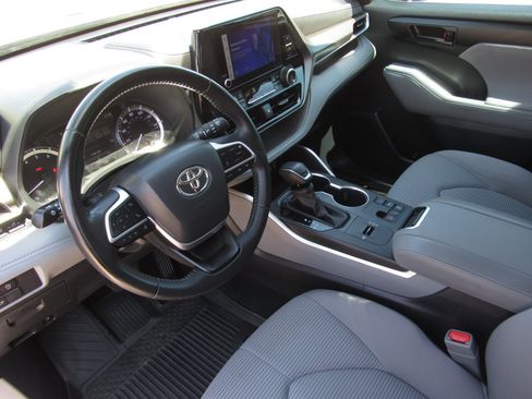Used 2023 Toyota Highlander LE FWD image 16