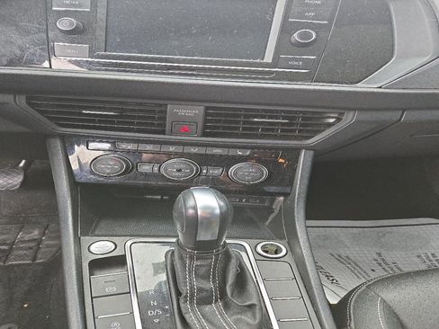 Used 2021 Volkswagen Jetta SE w/ SE Cold Weather Package FWD image 4