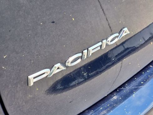 Used 2023 Chrysler Pacifica Touring-L FWD image 16