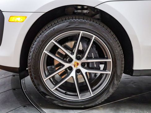 Certified 2025 Porsche Macan image 10