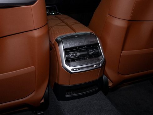 Used 2025 BMW i7 eDrive50 w/ Premium Package image 39