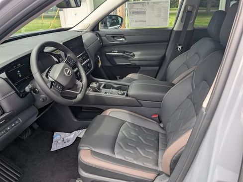 New 2026 Nissan Pathfinder Platinum AWD/4WD image 14