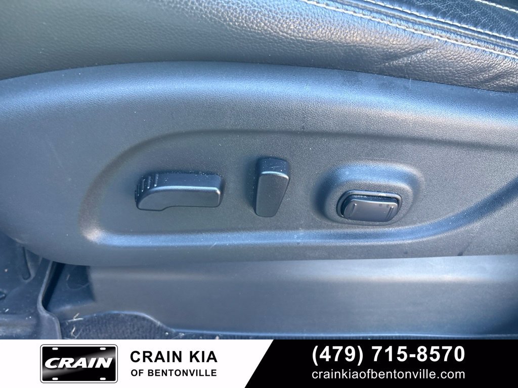 Used 2017 Nissan Titan PRO-4X w/ Pro-4x Convenience Package AWD/4WD image 13