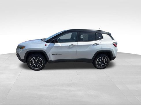 Used 2025 Jeep Compass Trailhawk w/ Trailer Tow Group AWD/4WD image 5