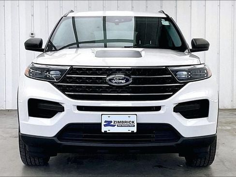 Used 2022 Ford Explorer XLT AWD/4WD image 3