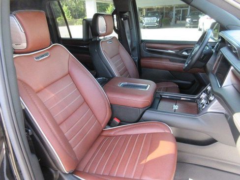 Used 2023 GMC Yukon XL Denali Ultimate AWD/4WD image 13
