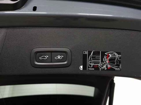 Used 2020 Volvo XC40 T5 Momentum w/ Protection Package Premier image 10