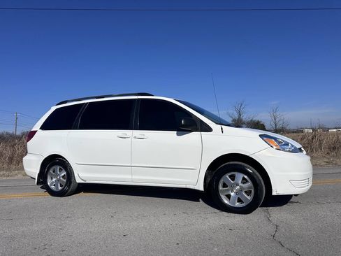 Used 2004 Toyota Sienna CE image 2