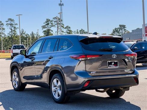 Used 2024 Toyota Highlander LE image 6