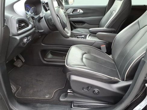 Used 2025 Chrysler Pacifica Limited FWD image 20