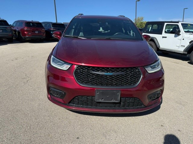 Used 2021 Chrysler Pacifica Limited w/ Uconnect Theater Family Group FWD image 2
