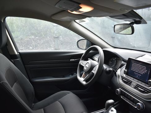 Used 2025 Nissan Altima 2.5 SV FWD image 19
