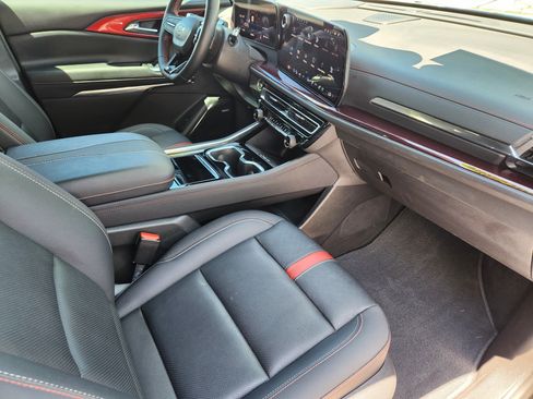 Used 2025 Chevrolet Traverse RS AWD/4WD image 19