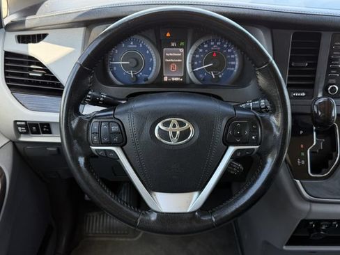 Used 2020 Toyota Sienna XLE w/ XLE Navigation Package FWD image 12