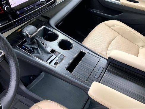 Used 2021 Toyota Sienna Limited image 17