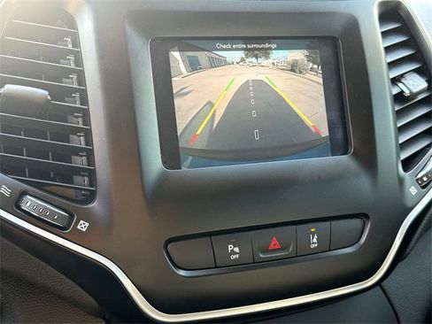 Used 2021 Jeep Cherokee Latitude Plus image 23