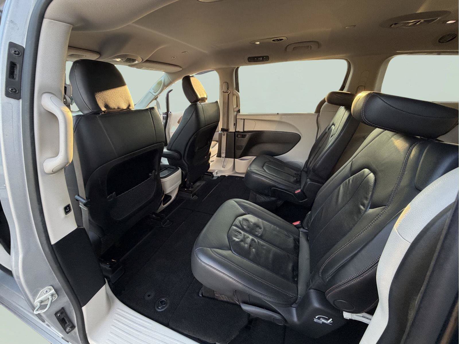 Used 2018 Chrysler Pacifica Touring-L FWD image 25