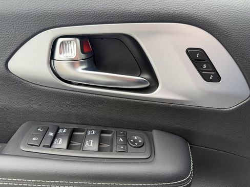 Used 2025 Chrysler Pacifica Limited FWD image 32