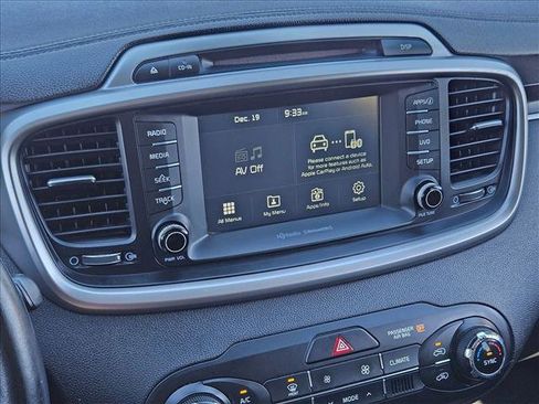 Used 2017 Kia Sorento LX w/ LX Convenience Package image 13