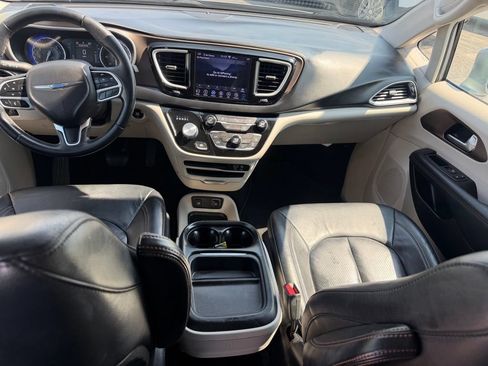 Used 2018 Chrysler Pacifica Touring-L w/ Tire & Wheel Group FWD image 26