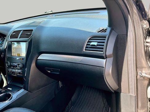 Used 2018 Ford Explorer XLT w/ Equipment Group 202A FWD image 20