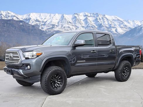 Used 2017 Toyota Tacoma TRD Off-Road image 2