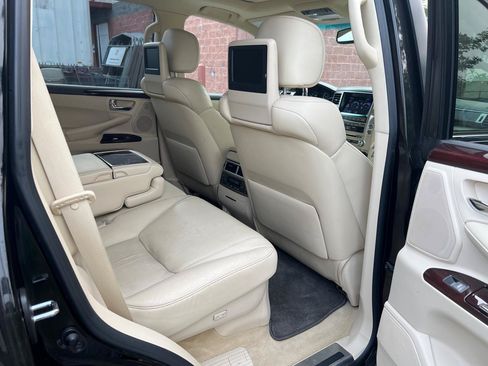 Used 2013 Lexus LX 570 4WD w/ Luxury Pkg image 16