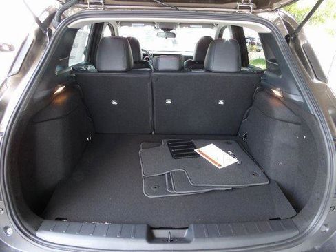 Used 2025 Nissan Kicks SR image 10