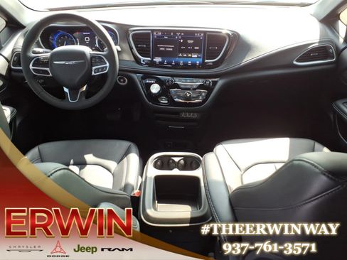 Used 2025 Chrysler Pacifica Select FWD image 24