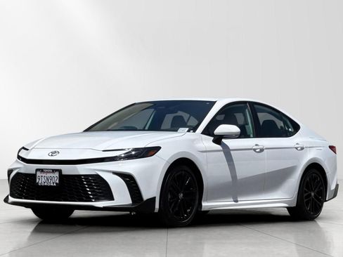 Used 2025 Toyota Camry SE w/ Convenience Package FWD image 9