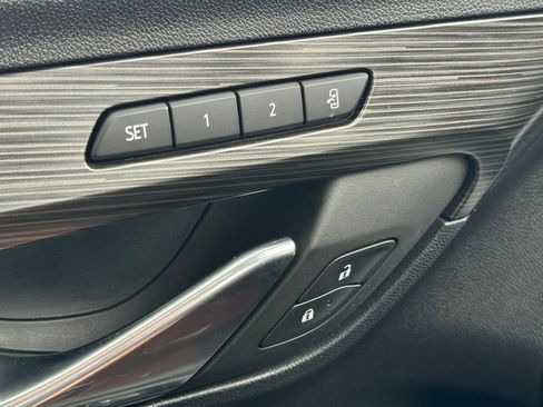 Used 2022 GMC Terrain SLT w/ Tech Package FWD image 31
