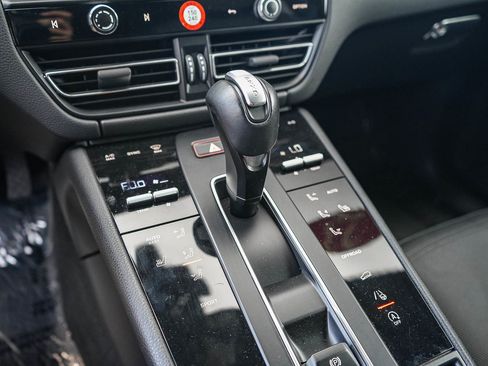Used 2023 Porsche Macan image 18