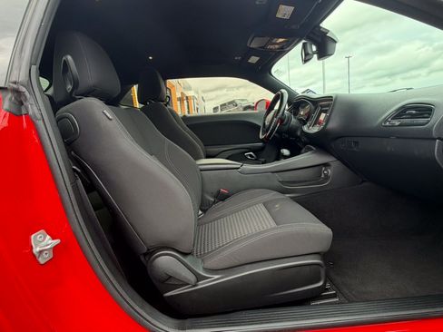 Used 2019 Dodge Challenger SXT w/ Driver Convenience Group RWD image 15