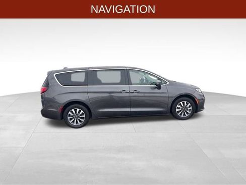 Used 2022 Chrysler Pacifica Touring-L w/ Uconnect Theater Family Group image 8