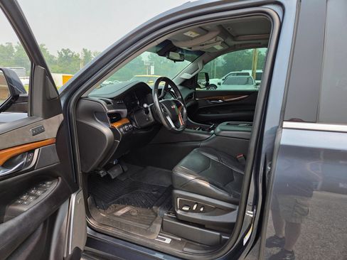 Used 2019 Cadillac Escalade ESV Luxury AWD/4WD image 15