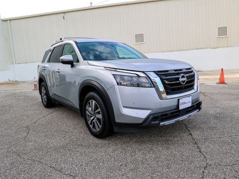 Used 2025 Nissan Pathfinder SL AWD/4WD image 5