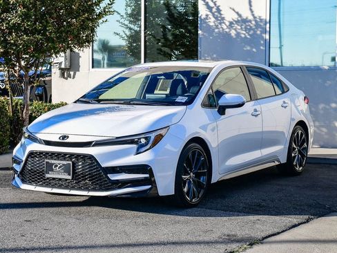Used 2023 Toyota Corolla SE image 3