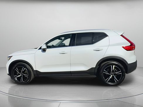 Used 2023 Volvo XC40 B5 Plus image 17