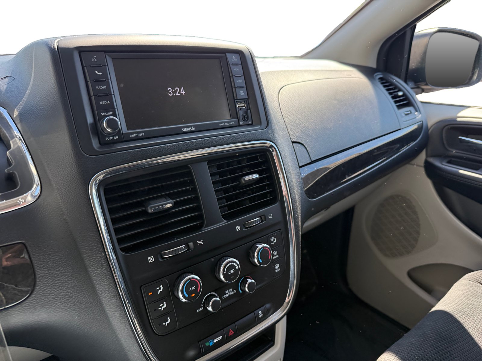 Used 2019 Dodge Grand Caravan SE w/ UConnect Hands-Free Group FWD image 12