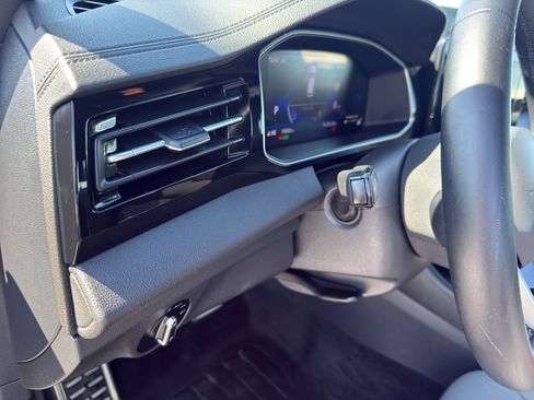 Used 2025 Volkswagen Jetta Sport image 11