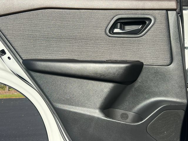 Used 2023 Nissan Rogue S AWD/4WD image 28