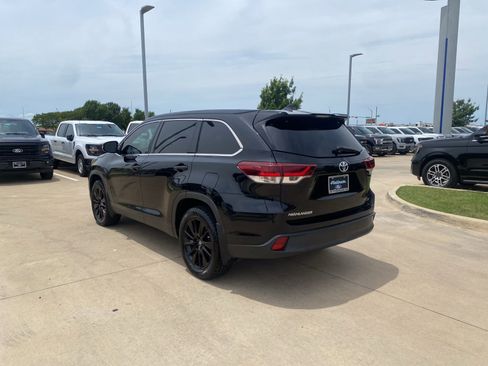 Used 2019 Toyota Highlander SE FWD image 3
